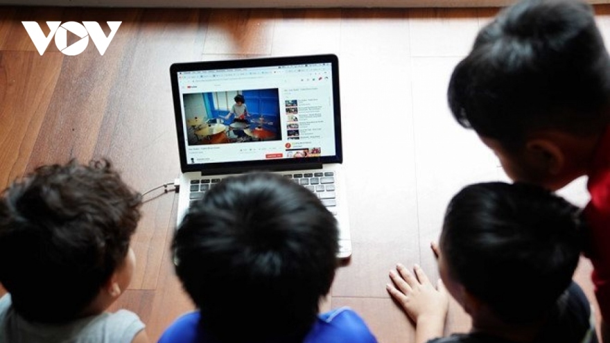 Trẻ em dành 5- 7 giờ mỗi ngày để sử dụng mạng xã hội